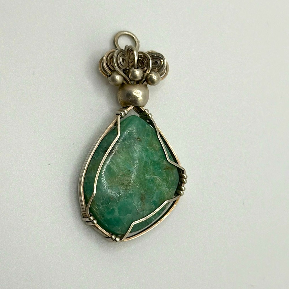 Elegant 925 silver stone pendant